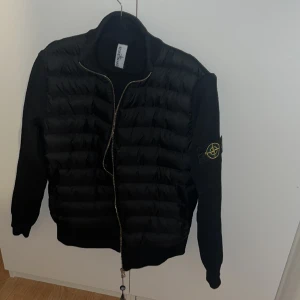 Stone island cardigan  - Bra kvalitet, oanvänd, passar både M/L, skit snygg cardigan, finns inte på marknaden 