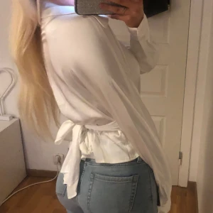 Blus - Jättesnygg silkesblus i storlek xs. Man knyter den själv i ryggen så taight man vill ha den. Sitter så snygg. Nyskick!Perfekt fest- eller middagstopp!!