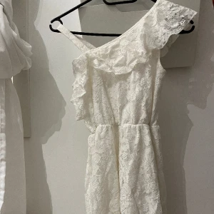 Vit klänning  - Jätte fin vit klänning i fint skick har andvänt en gång. Skriv om ni vill ha fler bilder 💕