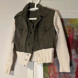 Denim jacka med stickade armar  - Använd några gånger, bra skick 