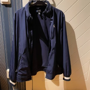 Ralph lauren jacka - Bra skick, inte så använd. Passar 164/170 ungefär. Är i size XL från kids brandstore 