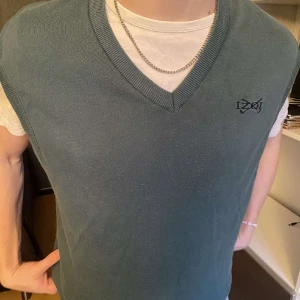 Grön slipover  - Säljer en grön slipover från Izod i storlek M. Den har inga defekter. 