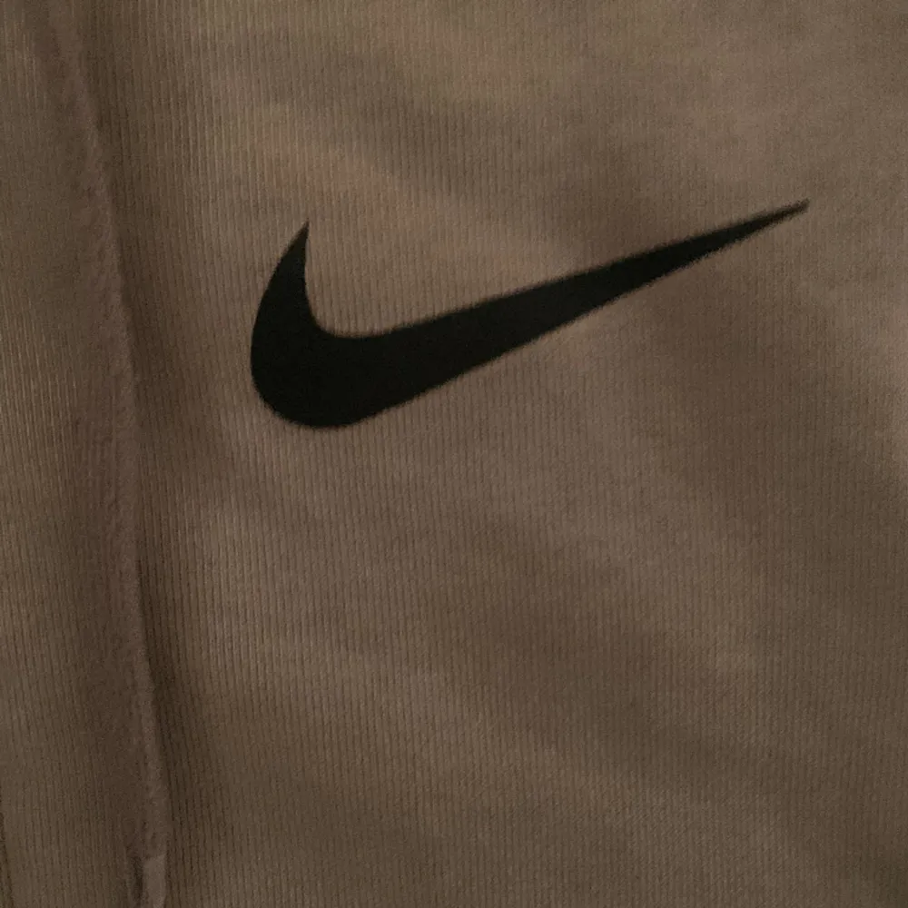 En snygg och skön brun Nike zip hoodie. Pris kan diskuteras. //skriv om du har frågor För män men kvinnor kan även bära den. Tröjor & Koftor.