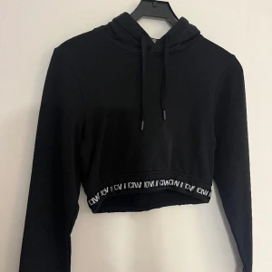 Hoodie ICANIWILL  - Oanvänd croppad hoodie från ICIW 