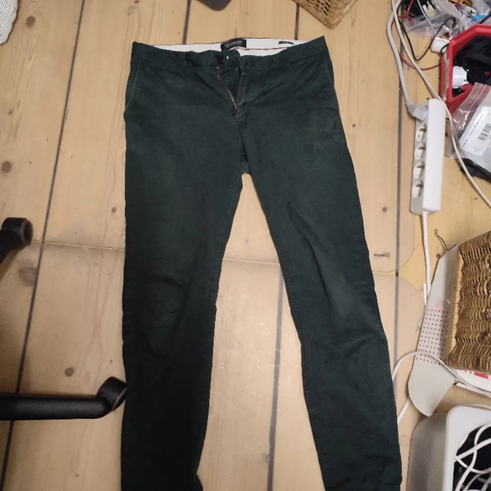 W32/L31 väldigt mörk gröna. Nästan svart i visst ljus. Jeans & Byxor.