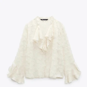 Blus Zara - Säljer denna populära blus då den tyvärr inte kommer till användning. Den har prislappen kvar. Storlek M men passar mig som normalt sätt har Xs / S. Det är bara att höra av er angående frågor, annars kan man trycka på köp nu💓😊