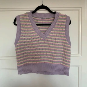 Väst - Säljer denna fina väst från Stradivarius. Fint skick.