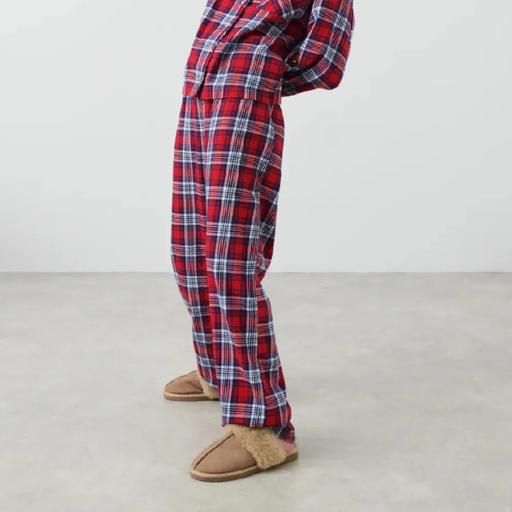 Säljer dessa rutiga pyjamasbyxorna från Gina Young då dom tyvärr var för små för mig. Strl 158/164 så jag skulle säga att dom är som en xs-s💞  Köparen står för frakten Skriv vid funderingar!  PRIS GÅR ATT DISKUTERAS!. Jeans & Byxor.