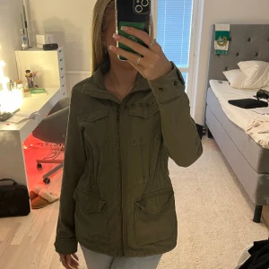 Grön vår jacka - Intressekoll på min jätte snygga jacka från H&M. Inköpt för två år sedan men har knappt använt den! Skriv privat för fler bilder eller frågor. 