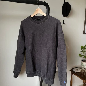 Champion Collegetröja  - Rintigt snygg stentvätt med vintage look. 