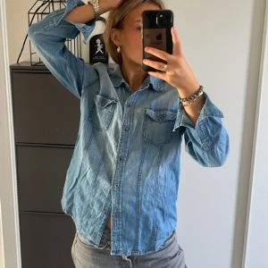 Jeans skjorta  - As cool jeansskjorta som tyvärr inte längre kommer till användning..  storlek M men passar mig som vanligtvis är s  skicka vid intresse 🌟