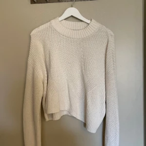 Stickad tröja - Vit stickad tröja, använd få gånger 
