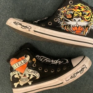 ed hardy converse  - ed hardy converse i bra skick som var lite för små för mig! 