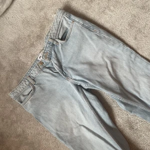 Lågmidjade jeans  - Säljer dessa lågmidjade jeansen från zara. Aanvönda fåtal gånger och i fint skick. Storlek 40, sitter mer som 38