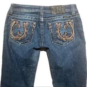 Miss me jeans - Miss me jeans i fint skick utan fläckar eller hål, de är skinny och lågmidjade, midjemåttet tvärs över är 39cm och Innerbenslängden är 76cm❤️ Jag är 168cm lång, tryck gärna på köp nu!