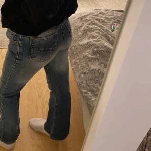 Säljer dessa blå jeans från Tuzzi, det står ingen storlek så skriv och fråga om mått. Säljer då de är för små