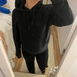 Hoodie - Säljer denna svarta hoodie i fint skick från Dressmann. Har fått den av min pappa då han köpte i för liten storlek. Knappt använd få jag har en annan jag föredrar. Den är inte mjuk inuti utan är mer en träningshoodie. Hör av dej!!❤️❤️