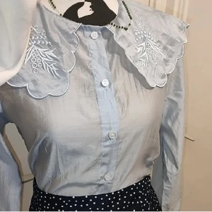 Blus - Den är genomskinlig, man ska ha en tröja under men bra skick bara använt 1 gång, säljer också kjolen i en annan annons