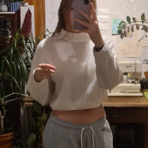 Stickad tröja  - Lite nopprig men inget man tänker på, det står att den är L men jag skulle säga att den är mer som en S eller M 
