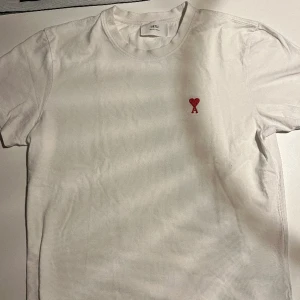 Ami t-shirt - Hej! Säljer en vit Ami t-shirt