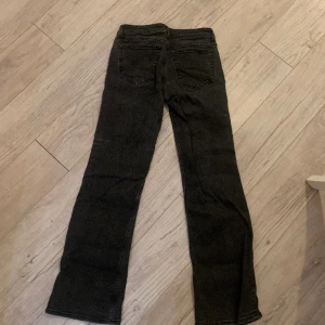 Hm jeans - Säljer dessa low waist bootcut jeans från hm i strl 36 då dem ör för korta på mig som ör 172😊 Dem är i bra skick, nypris 300kr. köparen står för frakten💞