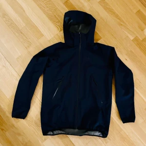 Peak vindjacka barn str 170 - Helt ny aldrig använd köpt för några år sedan 