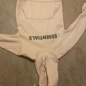 Essentials hoodie - Inte true to size. Lite för liten. Är i bra skick. Använt fåtal gånger.  OBS: Inte äkta. 