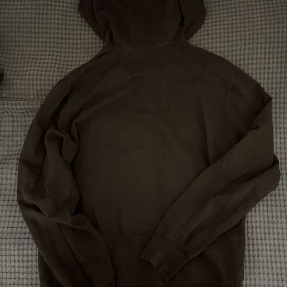 Svart cp company zip hoodie i storlek Large men passar även medium. Skick 7/10. Hoodies.