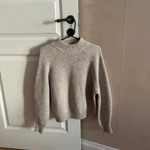 Stickad tröja  - Väldigt mysig tröja men kommer inte till användning❤️