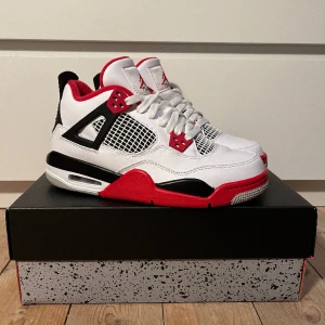 Jordan 4 ’Fire Red’ - Ett par Jordan 4 ’Fire Red’ i mycket bra skick. Köpta från SNKRS (online kvitto finns). Nypris ca 6000kr. Box medföljer. Pris kan diskuteras, skriv privat om du har fler frågor!