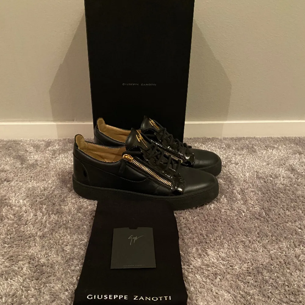 Säljer nu dessa väldigt nya Giuseppe skorna som använts bara ett fåtal gånger, skick 10/10 ny pris”6000kr” det är bara att höra av er vid frågor eller funderingar!😊. Skor.