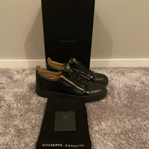 Giuseppe Zanotti  - Säljer nu dessa väldigt nya Giuseppe skorna som använts bara ett fåtal gånger, skick 10/10 ny pris”6000kr” det är bara att höra av er vid frågor eller funderingar!😊