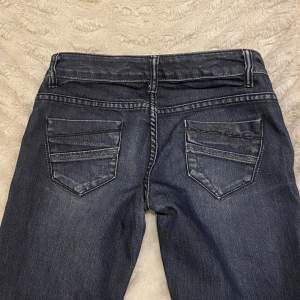 supeersnygga lågmidjade jeans med såå snygga fickor!! använd gärna köp nu🥰