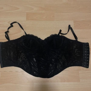Svart korsett linne - Svart korsett linne från H&M i storlek Xs💞Säljer pågrund av den aldrig kommer till användning och är lite för liten vid bysten för mig. Har endast använt 1 gång☺️original pris 200kr