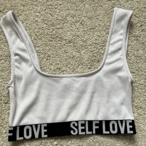 Tränings bh - Vit tränings bh från Pull&Bear. Bra skick. Pris kan diskuteras. Kan mötas upp vid Medborgarplatsen i Stockholm✨