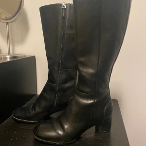 KNÄHÖGA STÖVLAR - Skitsnygga knähöga stövlar som sitter bra. Lagomt hög klack, sköna att gå i. Block klack, rund tå, dragkedja, svarta. Köpta för 700kr säljer för 250kr.