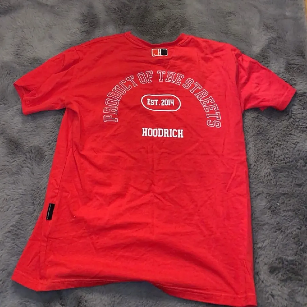 Röd hoodrich t-shirt i storlek S, pris går att diskutera💕. T-shirts.