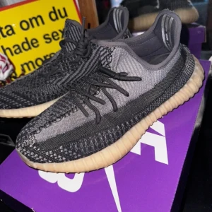 Yeezy 350 v2 carbon - Ett par Yeezys 350 I helt okej skick men kom gärna med bris förslag 