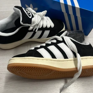 Adidas campus 00s - Säljer dessa helt oanvända adidas campus 00s i storlek 36😊 Kontakta för frågor eller fler bilder!