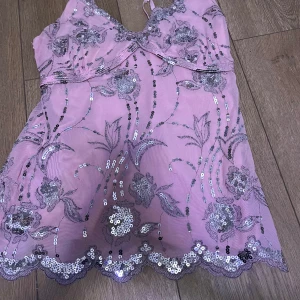 Y2k topp - Gullig topp  i storlek S kontakta om fler mått 💗💗 Säljer pga det inte e min stil längre 