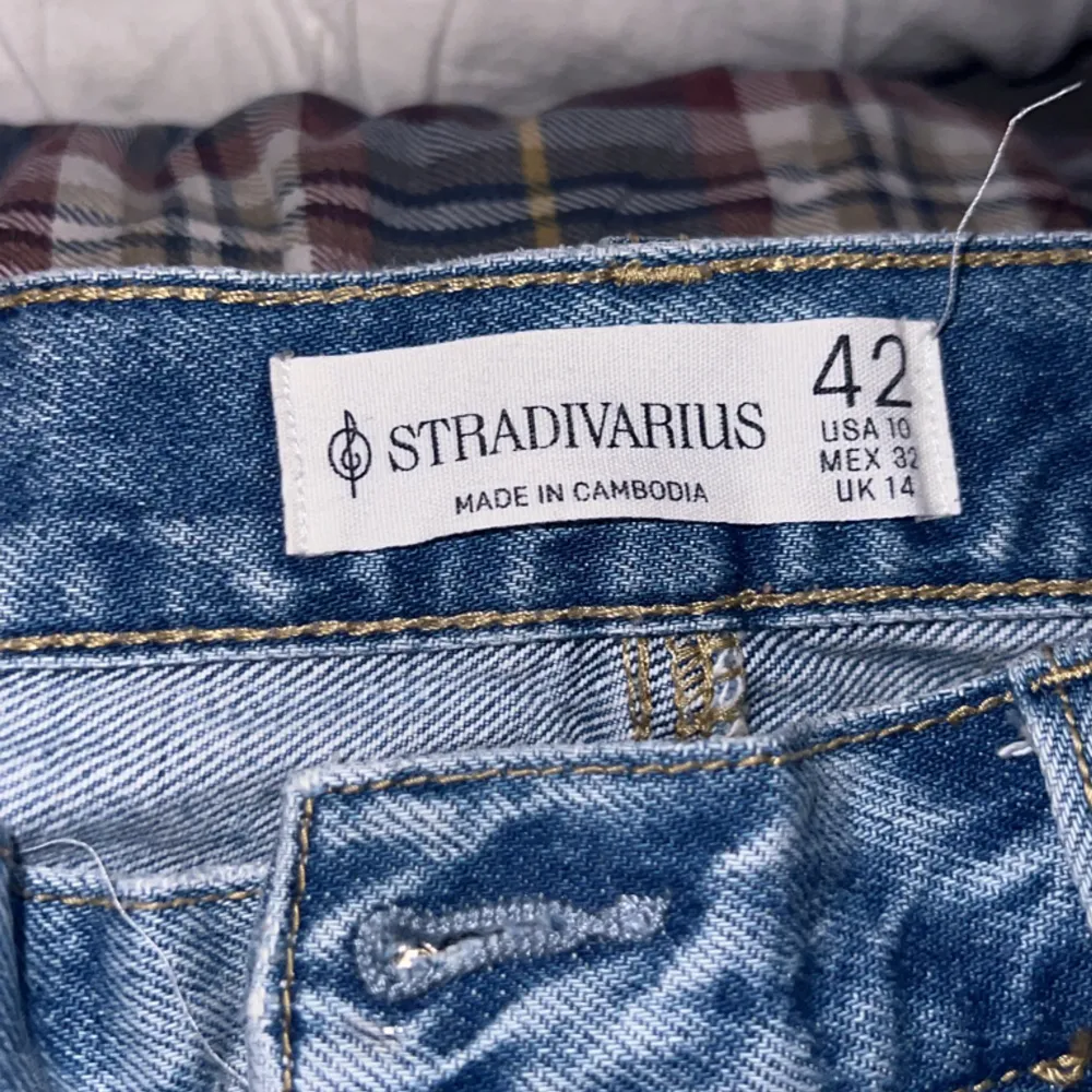 Ett par fina stradivarius jeans med hål på båda benen. Jeansen är i storlek 42 och använda några få gånger. Nytt skick✨. Jeans & Byxor.