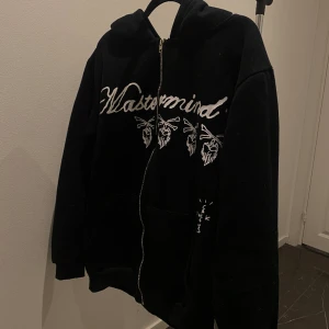 Travis Scott Skull Zip Up Hoodie - Storlek M (men passar även de som har S)  Bra skick   Har använt 2 gånger, nästan helt ny.