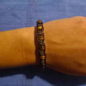 Handgjort unisex armband på hållbar vaxtråd, smyckat med ädelstenar som kallas 