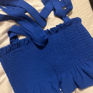 Blå topp - Blå fin topp/linne, säljs då den är för kort för min smak, väldigt söt och bra skick annars 