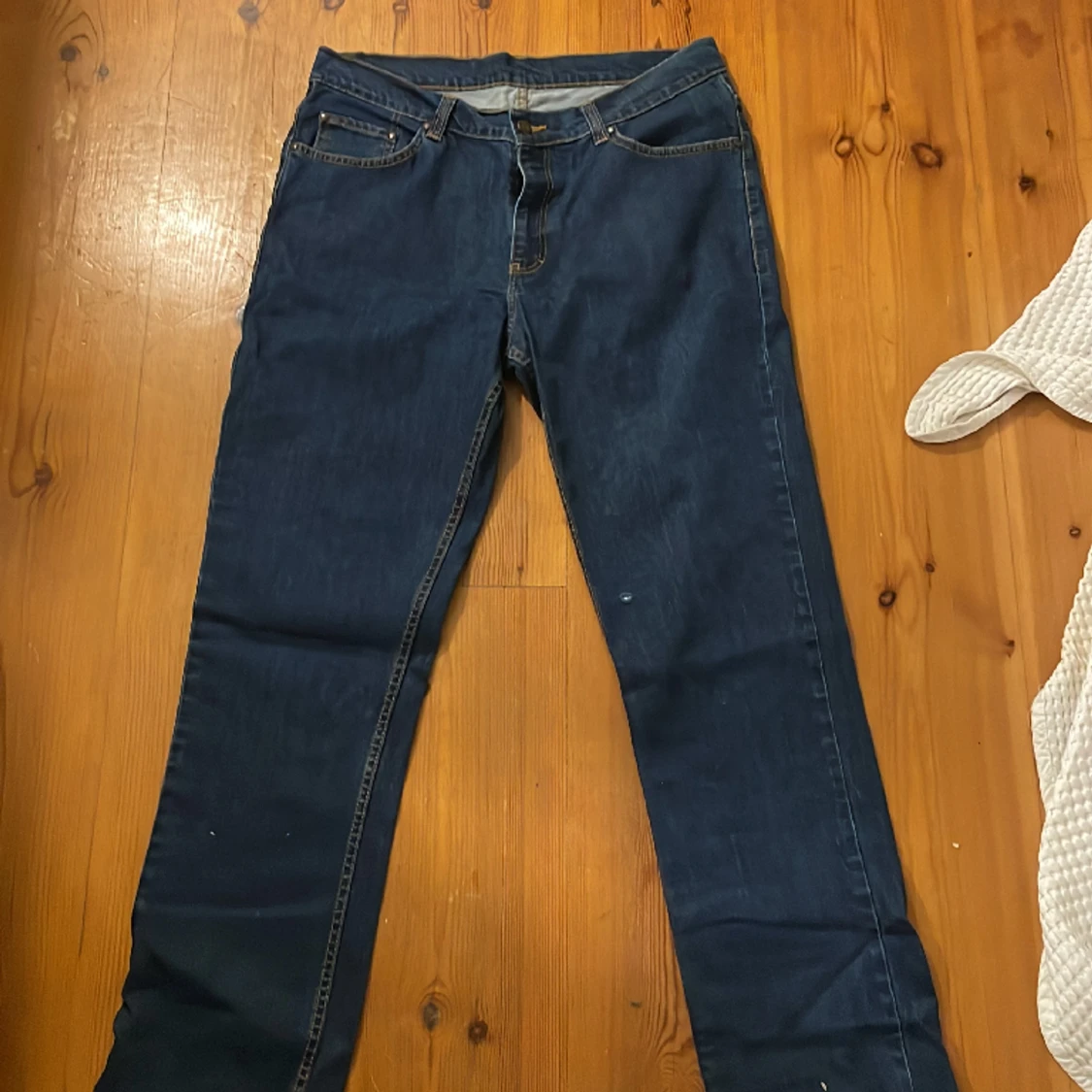Mörkblåa jeans 