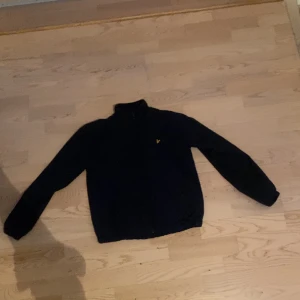 Lyle&scott vindjacka - Säljer denna lyle&scott jacka som tyvärr inte passar mig längre,inga defekter helt ny skick😁,den är perfekt till våren 👌🏻 nypris 1300kr, tveka inte att höra av dig om du har frågor och funderingar😉