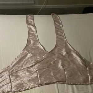 Knyt top - Top man knyter både i nacken och på ryggen. På lappen som finns står det standard size, har tyvärr inte någon aning om va de va för Stolek när den köptes 