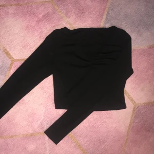 Black Stretchy Long-armed top  - Använd 2 ggr, bra kvalitet, köptes för 159 kr.