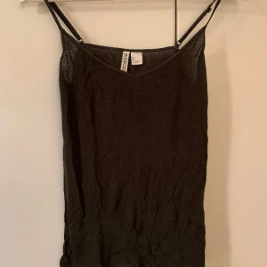 Linne från H&M - Använt men i bra skick  Tunnare linne med smala justerbara axelband. Storlek S, normal i storleken men kan passa XS då man kan justera banden.