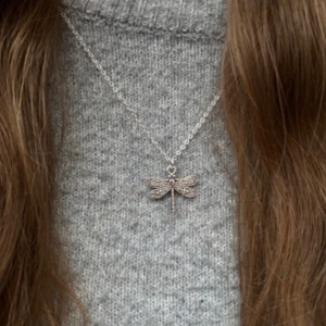 Silver fly halsband  - 35kr, nickelfritt, finns flera i lager 😊 kolla gärna in min instragram ”ebnorth” där jag främst sköter försäljningen💗 